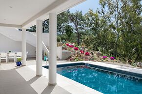 HillTop Luxury Villa