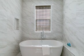 New Townhouse with 2 Balconies