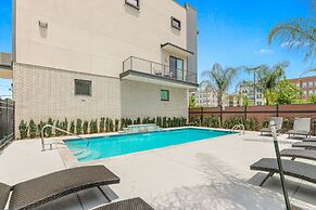 Modern Townhouse w Balcony