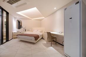 Cheonho Aria Hotel