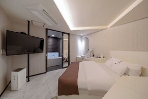 Cheonho Aria Hotel