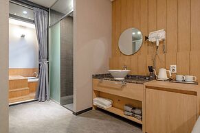 Cheonho Aria Hotel