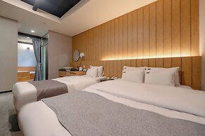 Cheonho Aria Hotel