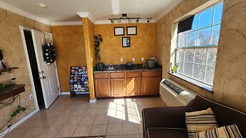 Benbrook Inn & Suites by OYO Fort Worth I-20