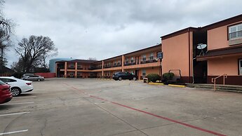 Benbrook Inn & Suites by OYO Fort Worth I-20