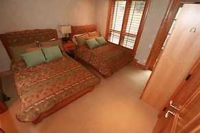 Northwoods Luxury Condo Close to Chairlift by RedAwning