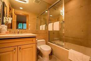 Northwoods Luxury Condo Close to Chairlift by RedAwning