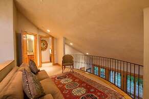 Northwoods Luxury Condo Close to Chairlift by RedAwning