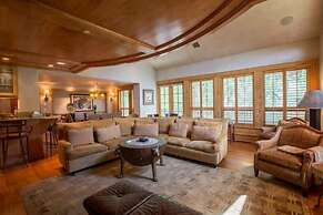 Northwoods Luxury Condo Close to Chairlift by RedAwning