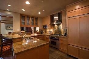 Northwoods Luxury Condo Close to Chairlift by RedAwning