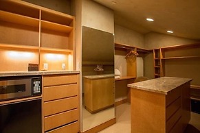 Northwoods Luxury Condo Close to Chairlift by RedAwning