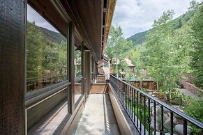 Northwoods Luxury Condo Close to Chairlift by RedAwning