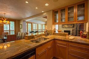 Northwoods Luxury Condo Close to Chairlift by RedAwning