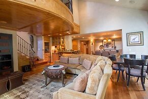 Northwoods Luxury Condo Close to Chairlift by RedAwning