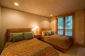 Northwoods Luxury Condo Close to Chairlift by RedAwning