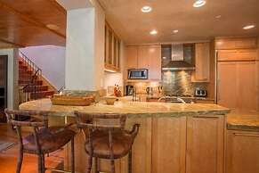 Northwoods Luxury Condo Close to Chairlift by RedAwning