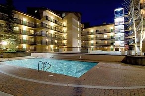 Vantage Point Apartments with easy Access to Gondola by RedAwning