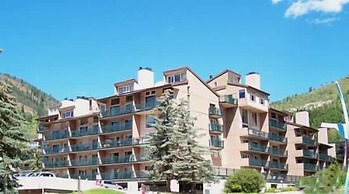 Vantage Point Apartments with easy Access to Gondola by RedAwning