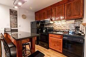 Vantage Point Apartments with easy Access to Gondola by RedAwning