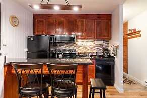 Vantage Point Apartments with easy Access to Gondola by RedAwning