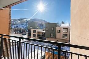 Breakaway West Ski Condo 1,5 miles from the Lifts by RedAwning
