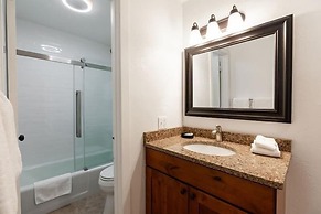 Breakaway West Ski Condo 1,5 miles from the Lifts by RedAwning