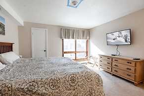 Breakaway West Ski Condo 1,5 miles from the Lifts by RedAwning