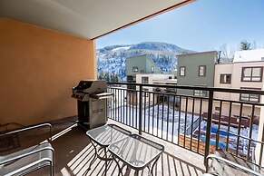 Breakaway West Ski Condo 1,5 miles from the Lifts by RedAwning