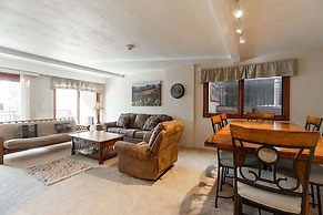 Breakaway West Ski Condo 1,5 miles from the Lifts by RedAwning