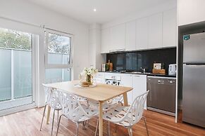 Heart of Highett Apartment by Ready Set Host