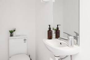 Heart of Highett Apartment by Ready Set Host