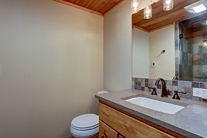 7 Approach Classic Home with Private Hot Tub and BBQ on the Deck by Re