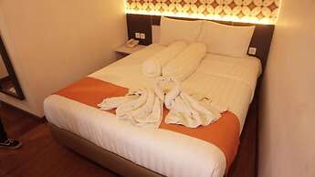 Front One Boutique Tugu Muda Semarang