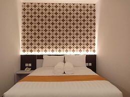 Front One Boutique Tugu Muda Semarang