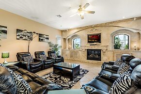 Stunning Large 7 bed Home With Private Pool, Spa, Balcony, Cinema Room