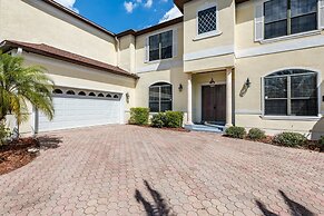 Stunning Large 7 bed Home With Private Pool, Spa, Balcony, Cinema Room