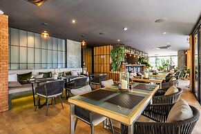 Diamond Condominium 2706