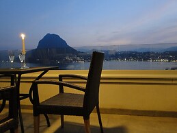 Breathtaking View for a Romantic Stay