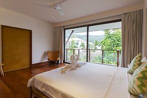 Pearl of Naithon by Alexanders