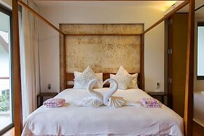 Pearl of Naithon by Alexanders