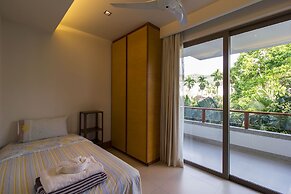 Pearl of Naithon by Alexanders