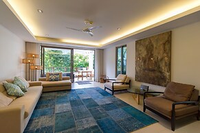 Pearl of Naithon by Alexanders