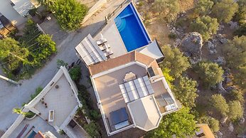 Villa Hibiskus, Sleeps 7 Overlooking Kalkan