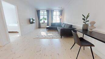 Large and Bright Apartment in Centre