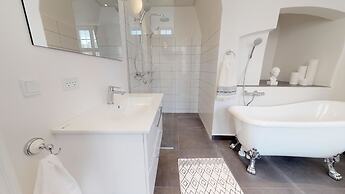 Large and Bright Apartment in Centre