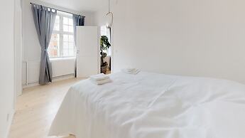 Large and Bright Apartment in Centre