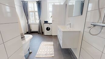 Large and Bright Apartment in Centre