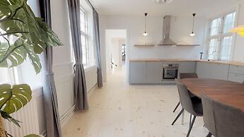 Large and Bright Apartment in Centre