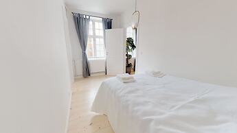 Large and Bright Apartment in Centre