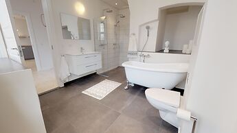 Large and Bright Apartment in Centre